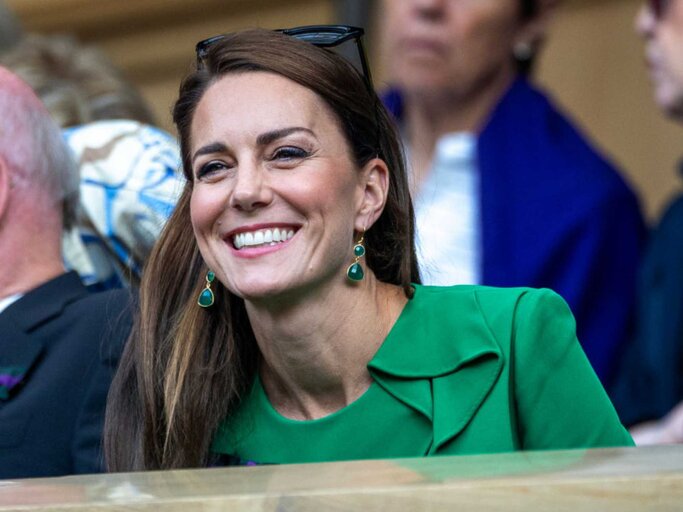 Prinzessin Kate lächelnd bei einem Tennisspiel | © Getty Images/Tim Clayton - Corbis 