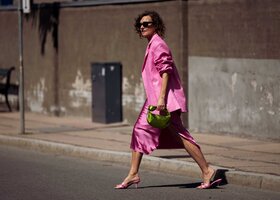 Streetstyle von Renia Jaz in einem pinken Look bestehend aus einem Blazer, Rock und Mules
