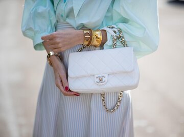 Close-up von weißer Chanel-Handtasche | © Getty Images/Christian Vierig