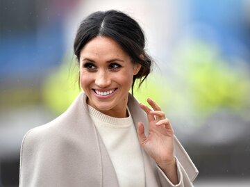 Meghan Markle lächelt und winkt | © GettyImages/Charles McQuillan / Freier Fotograf