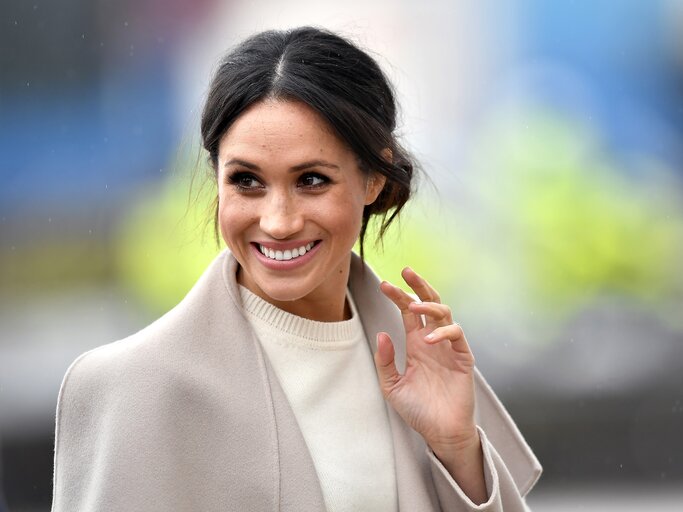 Meghan Markle lächelt und winkt | © GettyImages/Charles McQuillan / Freier Fotograf