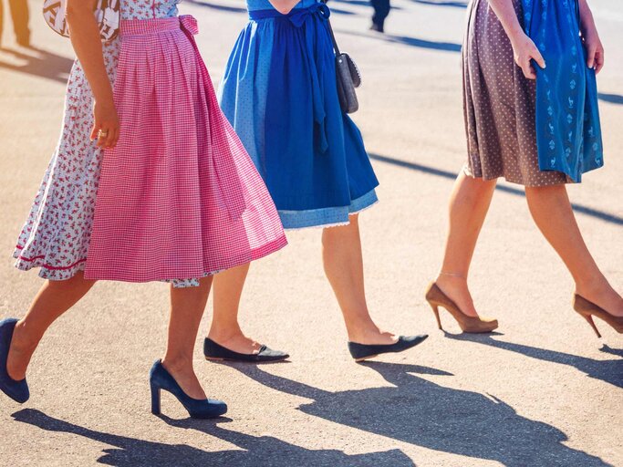 Füße und Schuhe von Frauen im Dirndl auf dem Oktoberfest | © Getty Images/Nikada