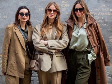 Streetstyle von Frauen, die einen Blazer oder Trenchcoat tragen | © Getty Images/Christian Vierig