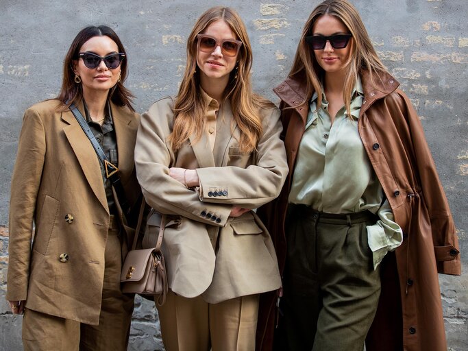 Streetstyle von Frauen, die einen Blazer oder Trenchcoat tragen | © Getty Images/Christian Vierig