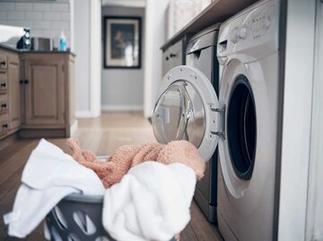 Wäsche aus dem Trockner liegt im Wäschekorb | © Getty Images/PeopleImages