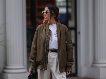 Streetstyle von Elise Seitz mit Bomberjacke | © Getty Images/Jeremy Moeller