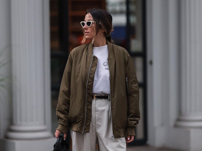 Streetstyle von Elise Seitz mit Bomberjacke | © Getty Images/Jeremy Moeller