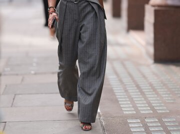 Wide Leg Pants mit Nadelstreifen in der Nahaufnahme | © Getty Images/Jeremy Moeller/Kontributor