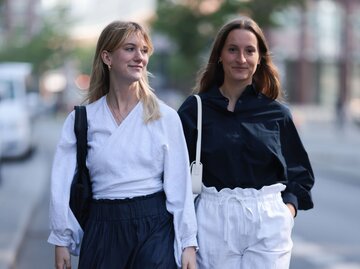 Tabea Heidenreich und Marlene Fey in angesagten Wickelblusen | © Getty Images/Jeremy Moeller/Kontributor