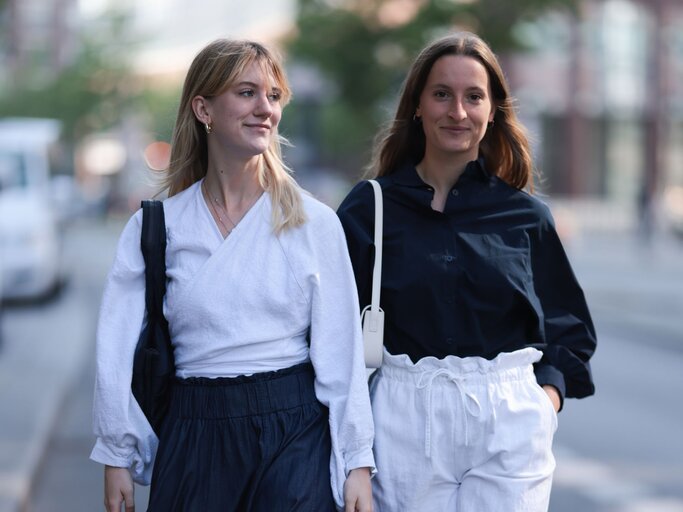 Tabea Heidenreich und Marlene Fey in angesagten Wickelblusen | © Getty Images/Jeremy Moeller/Kontributor