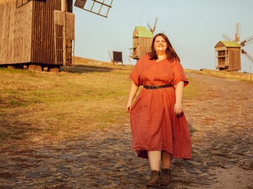 Person in Kleid vor Windmühlen | © Getty Images/little_honey
