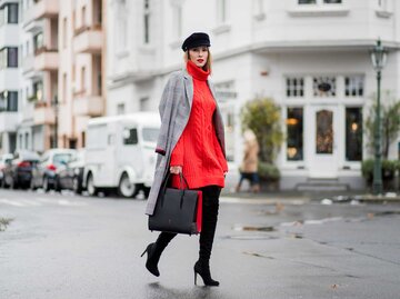 Alexandra Lapp im roten Rollkragenkleid mit grauem Mantel | © Getty Images/Christian Vierig 
