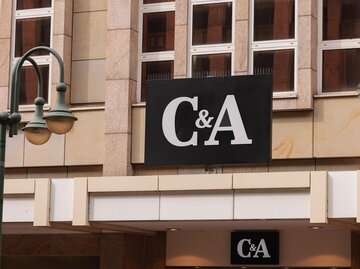 C&A Filiale von außen | © Getty Images/Jeremy Moeller