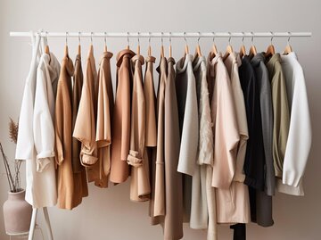 Kleider hängen an einer Stange | © AdobeStock/Valeriia
