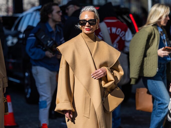 Streetstyle von Grece Ghanem in einem Camel Coat | © Getty Images/Christian Vierig 