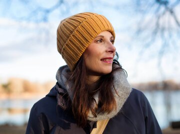 Person im Winter mit Mütze | © Getty Images/Kathrin Ziegler