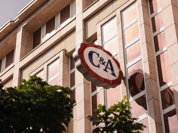 Blick auf ein C&A Schild an einer Hausfront | © Getty Images/Jeremy Moeller/Kontributor