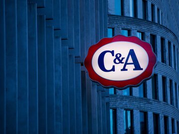 C&A Logo von einem Store in Berlin. | © Getty Images/Bloomberg