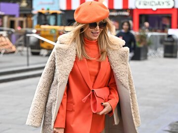 Person in orangenem Anzug mit Mantel | © Getty Images/MEGA