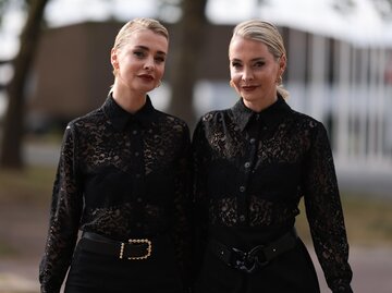 Streetstyle von Nina and Julia Meise in schwarzen Spitzenblusen | © Getty Images/Jeremy Moeller