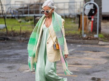 Streetstyle von Grece Ghanem in Slipdress, Blazer und Schal | © Getty Images/Christian Vierig 