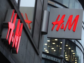 H&M-Logo an Hausfassade | © GettyImages/Sean Gallup / Staff