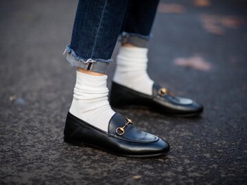 Streetstyle von Gucci Loafer mit weißen Socken und Jeans | © Getty Images/Christian Vierig