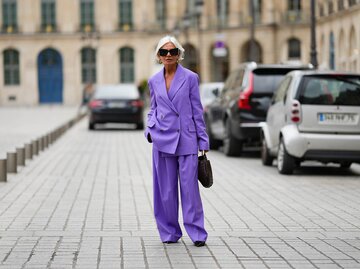 Streetstyle von Grece Ghanem im lila Anzug | © Getty Images/Edward Berthelot