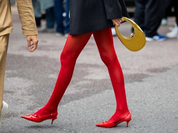 Frau in roter Strumpfhose | © Getty Images/Christian Vierig