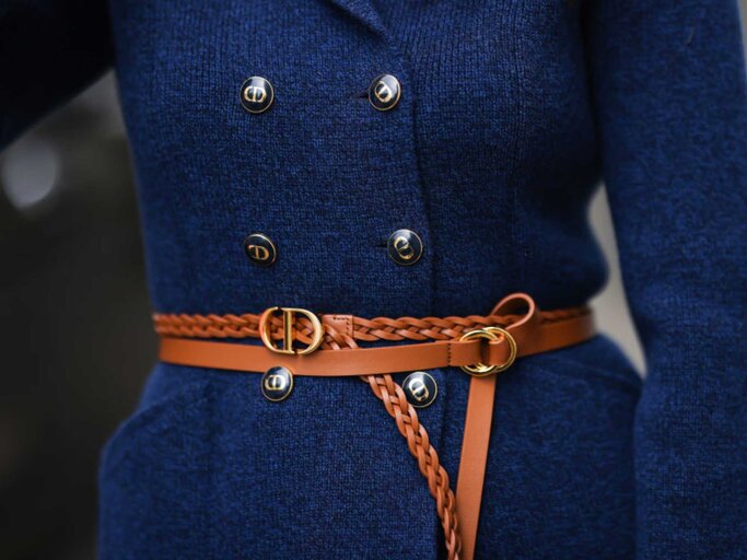 Nahaufnahme einer Frau, die einen blauen Blazer und braunen Gürtel trägt | © Getty Images/Jeremy Moeller