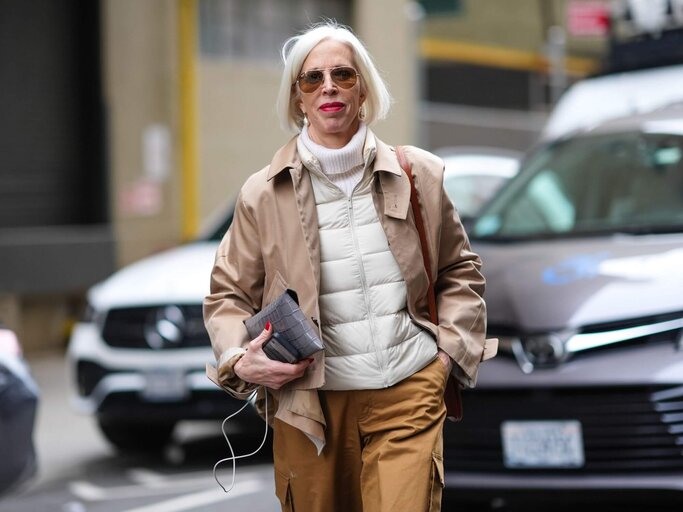 Ältere Person in Wide Leg Pants | © Getty Images/Edward Berthelot
