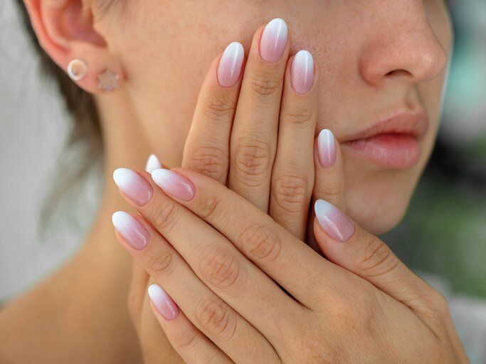 Frau mit natürlichem Nageldesign | © Getty Images/Sergii Petruk