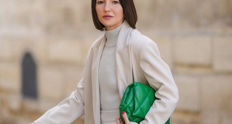 Frau mit Kurzhaarfrisur - Streetstyle | © gettyimages.de /  Edward Berthelot 