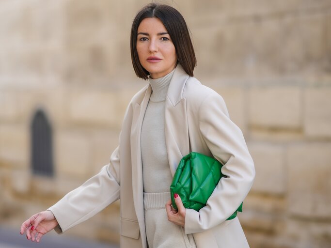 Frau mit Kurzhaarfrisur - Streetstyle | © gettyimages.de /  Edward Berthelot 