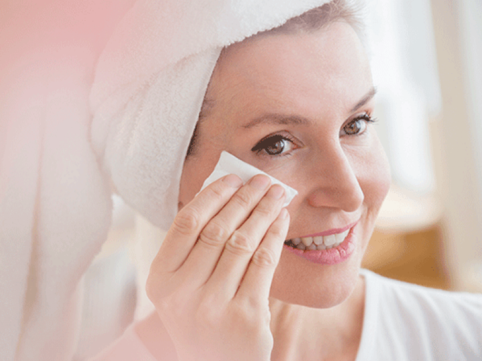 Frau entfernt Makeup | © JGI/Jamie Grill, Getty Images