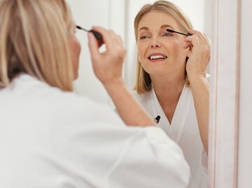 Frau tuscht sich die Wimpern | © Squaredpixels, Getty Images