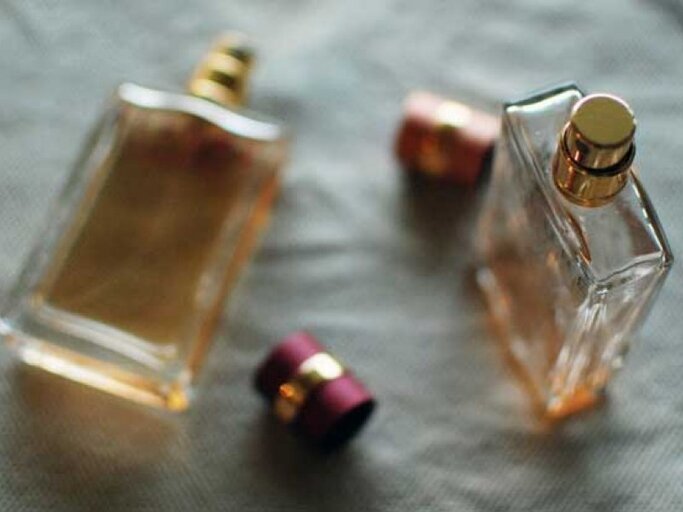 Zwei Parfumflakons | © Kristina Strasunske, Getty Images