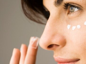 Junge Frau cremt ihr Gesicht ein | © PhotoAlto/Frederic Cirou, Getty Images