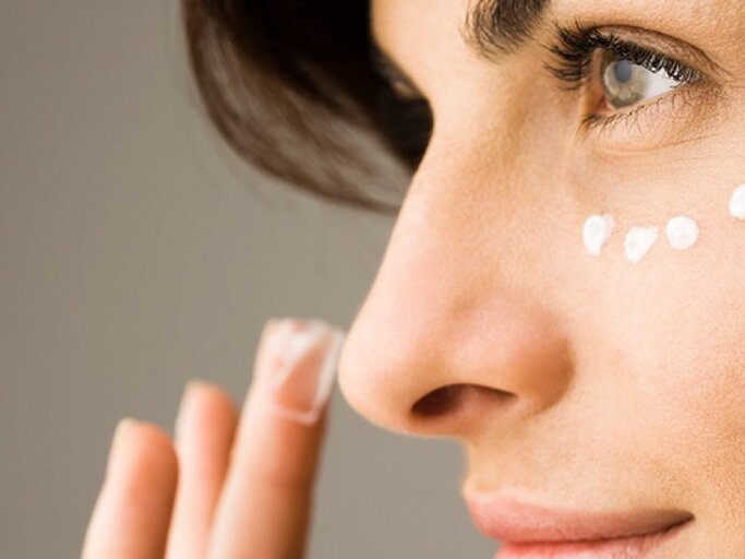 Junge Frau cremt ihr Gesicht ein | © PhotoAlto/Frederic Cirou, Getty Images