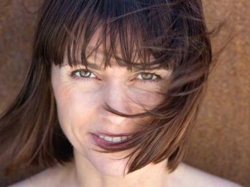 Lächelnde Frau mit braunen Haaren | © m-imagephotography, iStock