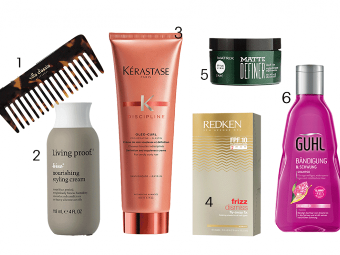 1. Grobzinkiger Kamm „Titos Tortoise Styling Comb” in Schildpattoptik von Villa d’Assia, über niche-beauty.com, um 45 Euro, 2. Styling-Creme „No Frizz Nourishing Styling Cream” mit feuchtigkeitsspendender Wirkung von Living Proof, um 34 Euro, 3. Leave-in-Pflege-Creme „Discipline Oléo-Curl” mit Elastin von Kérastase, um 27 Euro, 4. Anti-Frizz-Tücher „Frizz Dismiss Fly Away Fix” von Redken, 50 Stück um 15 Euro, 5. Fixierpaste „Style Link Matte Definer” mit mattem Finish von Matrix, um 16 Euro, 6. Shampoo „Bändigung und Schwung” mit lipidhaltigen Awapuhi-Extrakten von Guhl, um 5 Euro.
 | © PR