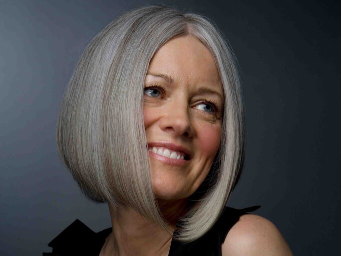 Reife Frau mit grauen Haaren und frechem Bob-Haarschnitt | © Getty Images/Ralf Nau