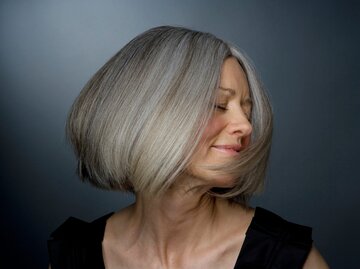 Frau mit schwungvoll grauen Haaren | © gettyimages.de /Ralf Nau