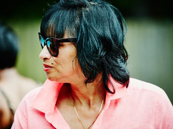 Eine Frau ab 60 mit Brille trägt eine Brille und glattes Haar mit einem modischen Haarschnitt. | © GettyImages/Thomas Barwick