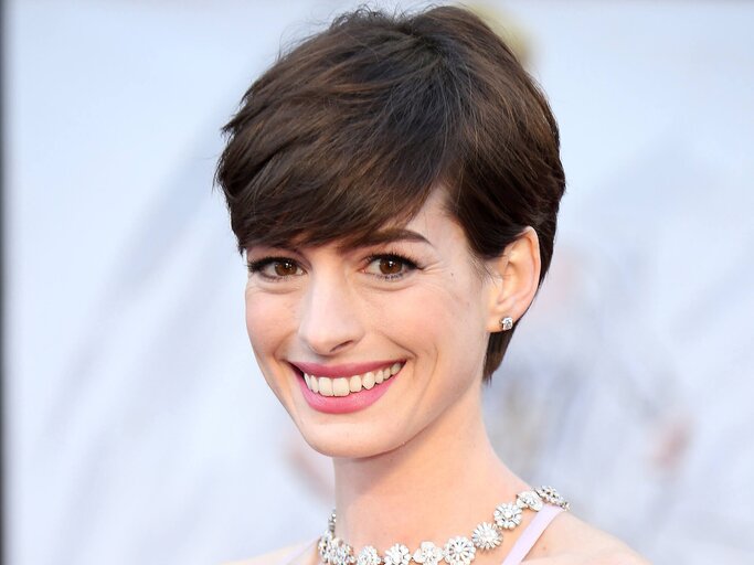 Anne Hathaway mit Pixie Cut | © Getty Images /  Dan MacMedan