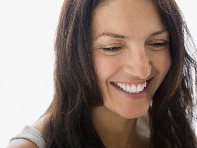 Lächelnde Frau mit braunen Haaren | © Hero Images, Getty Images