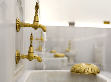 vergoldeter Wasserhahn in einem Hamam | © Dreamer Company, Shutterstock.com