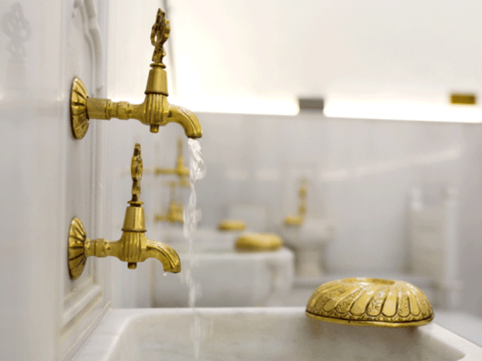 vergoldeter Wasserhahn in einem Hamam | © Dreamer Company, Shutterstock.com