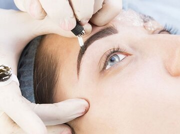 Microblading für volle, schöne Augenbrauen  wird immer beliebter. Doch das sollten Sie unbedingt wissen! | © Lestertair, Shutterstock