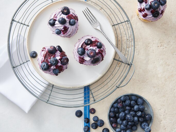 Diese leckeren Blaubeer Cupcakes sind vegan und nur mit der Süße von Früchten gesüßt! | © Alpro